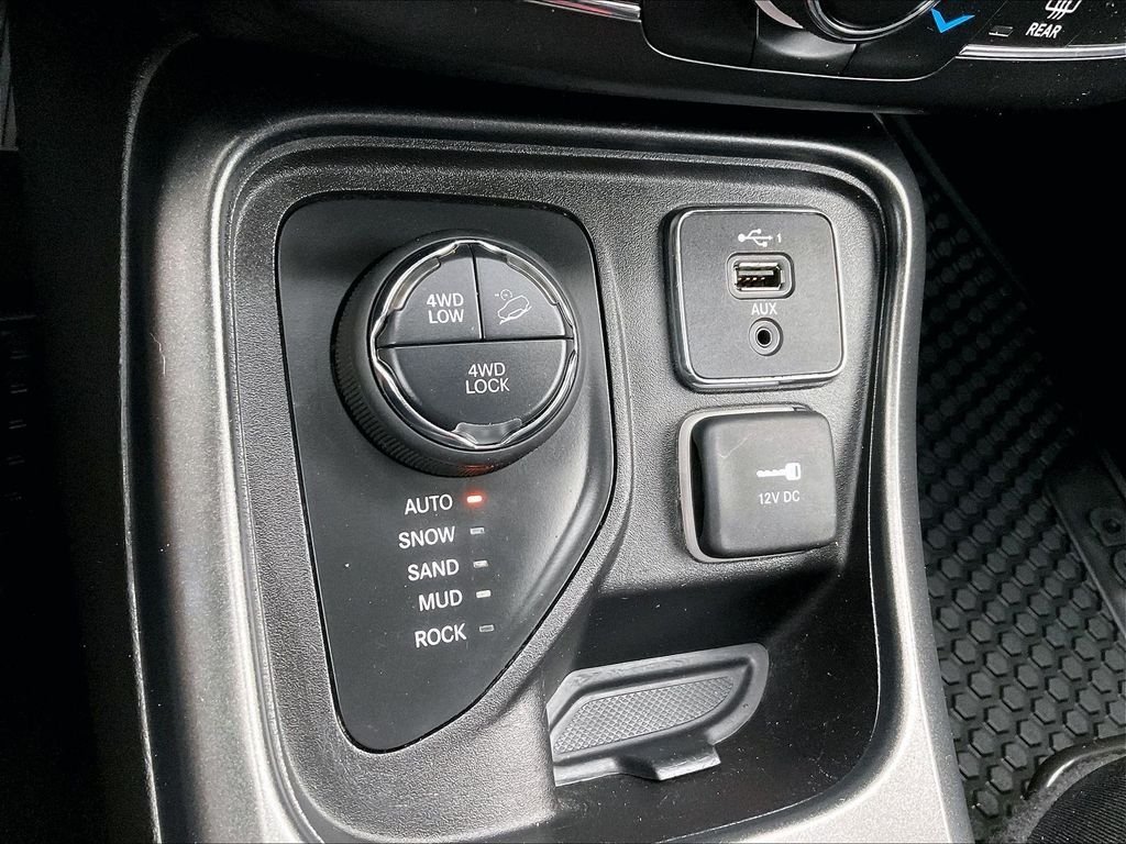 Used 2020 Granite Crystal Metallic Clearcoat Jeep Trailhawk image 26