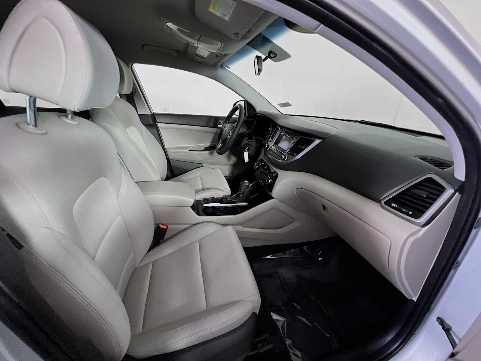 Used 2017 Molten Silver Hyundai SE image 26