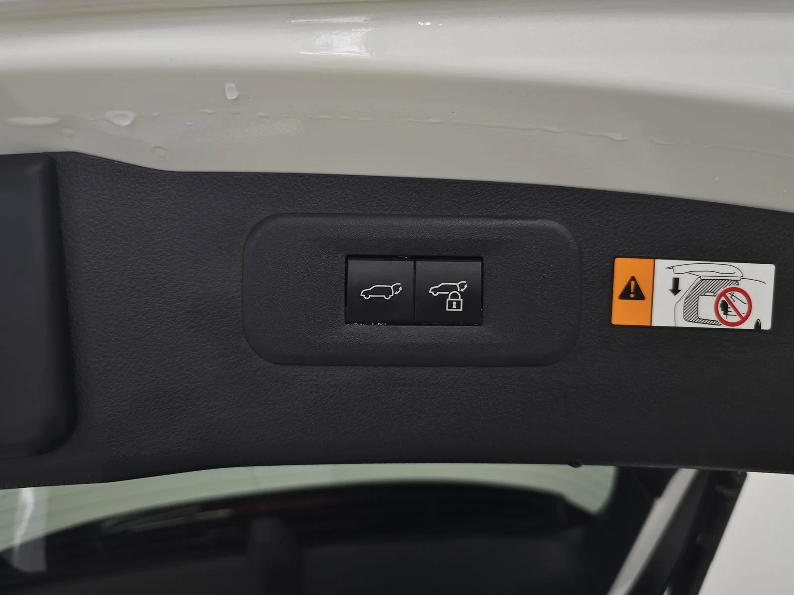 Certified Used 2024 Ultra White 083 Lexus F SPORT Handling image 9