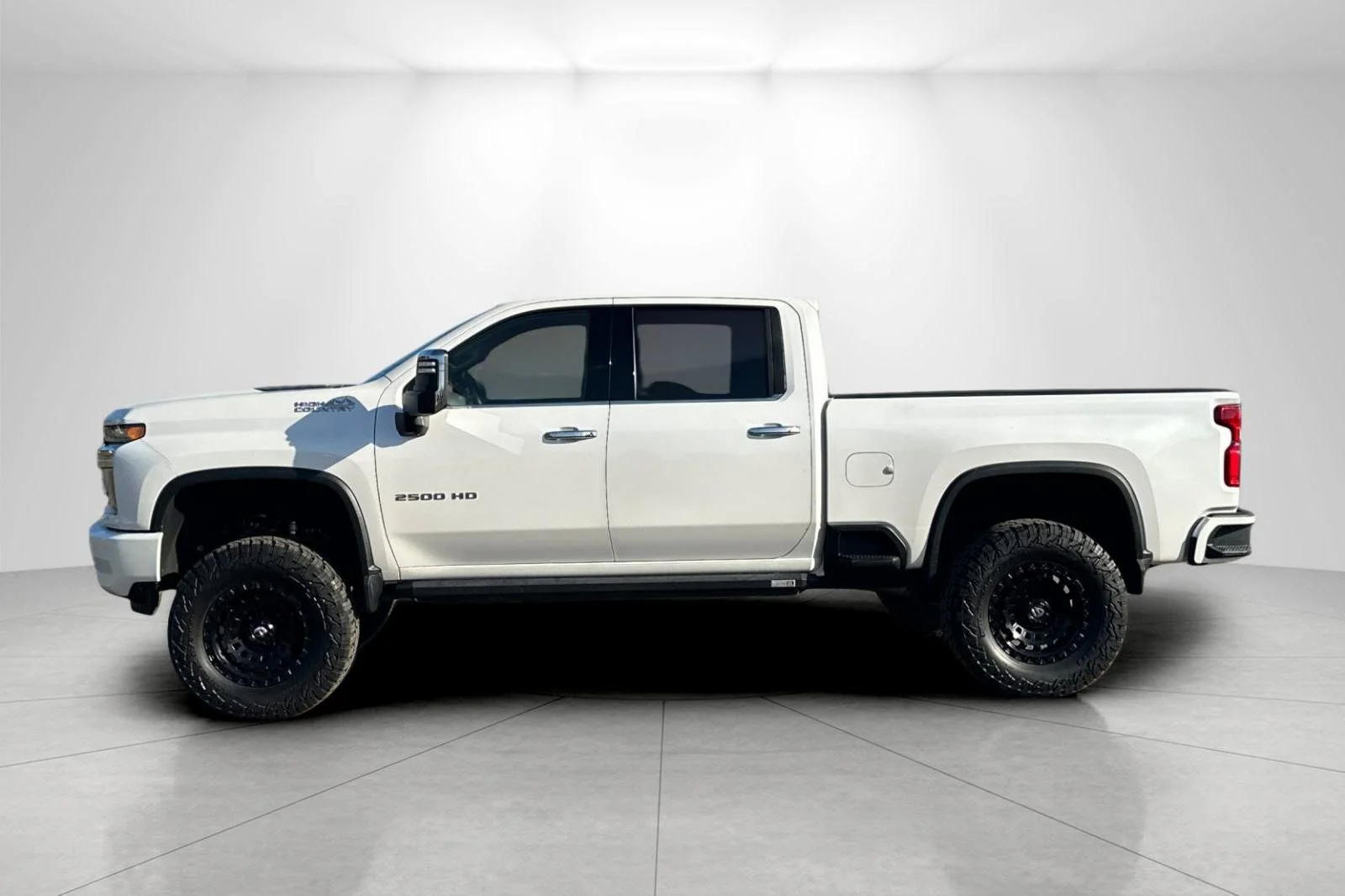 Used 2020 Iridescent Pearl Tricoat Chevrolet High Country image 6