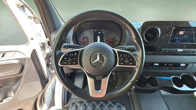 Used 2021  Mercedes-Benz Cargo 170 WB image 14