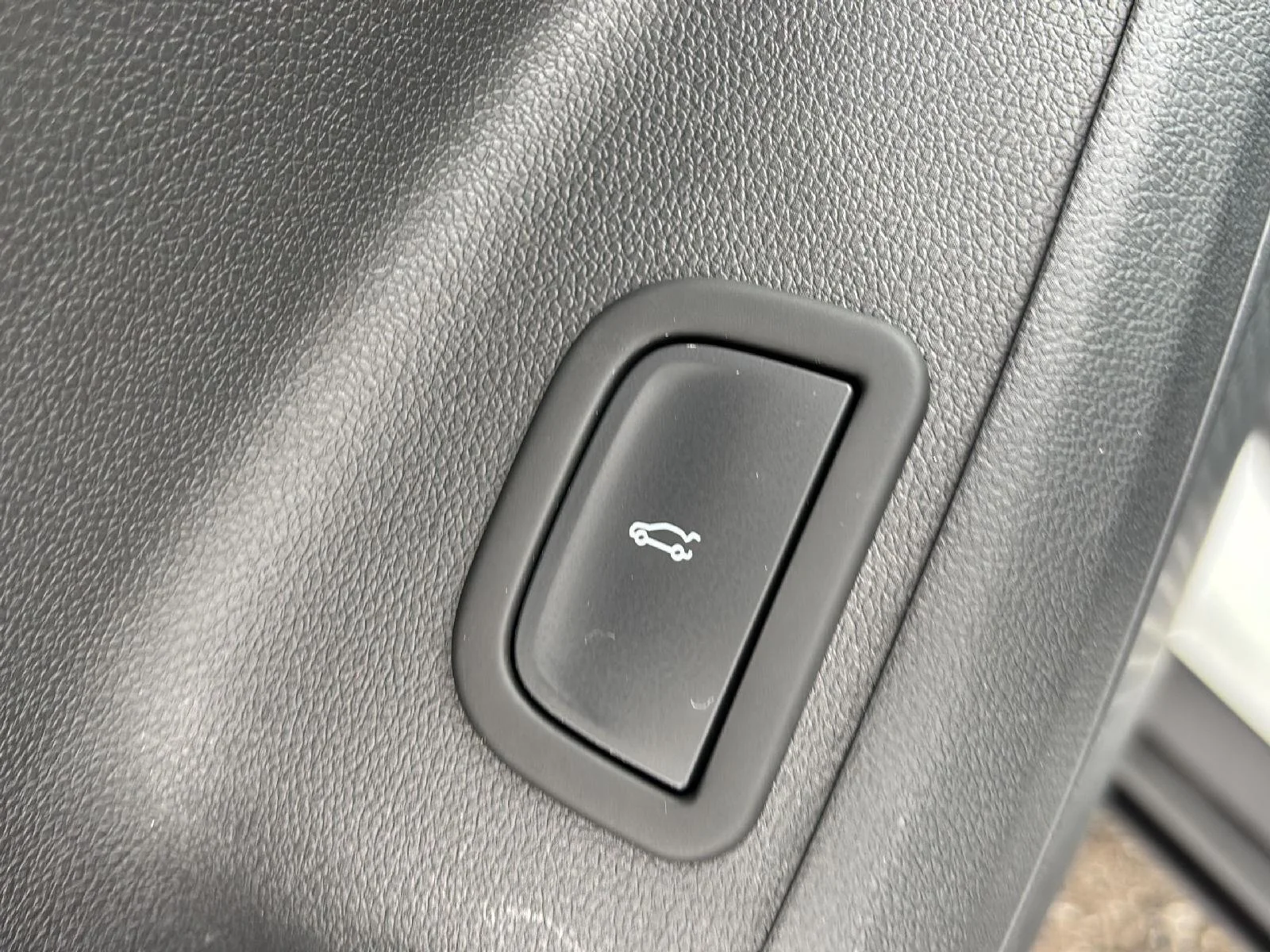 Used 2024 Summit White Chevrolet Z71 image 17