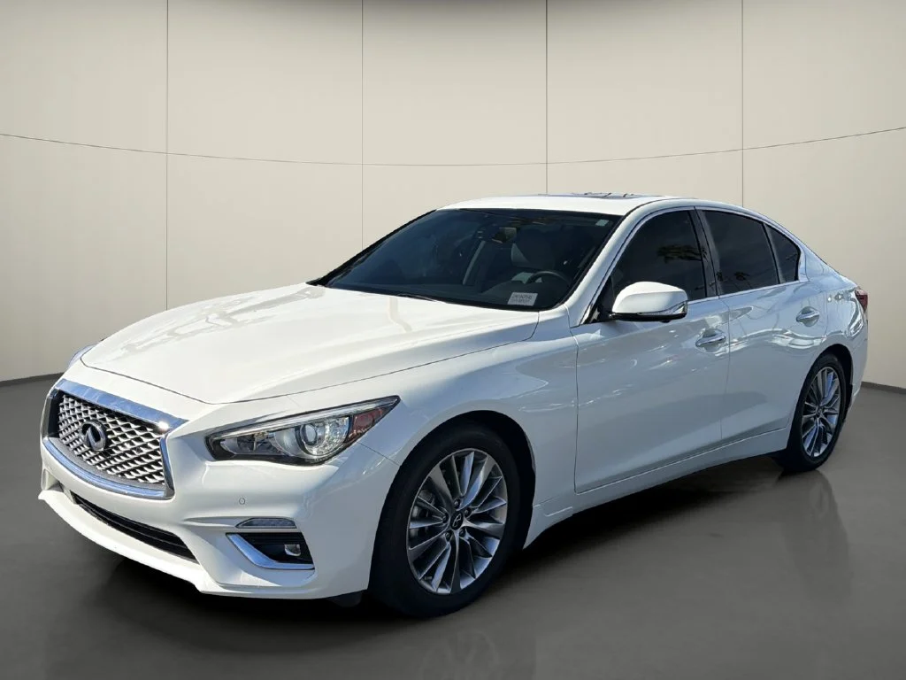 Used 2023 White INFINITI LUXE image 3