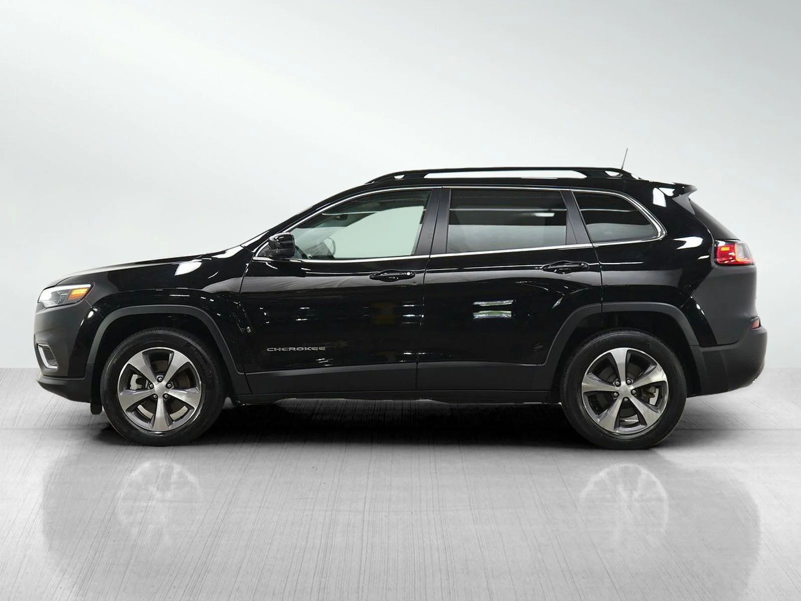 Used 2022 Jeep Cherokee Limited with VIN 1C4PJMDXXND515405 for sale in Hopkins, Minnesota