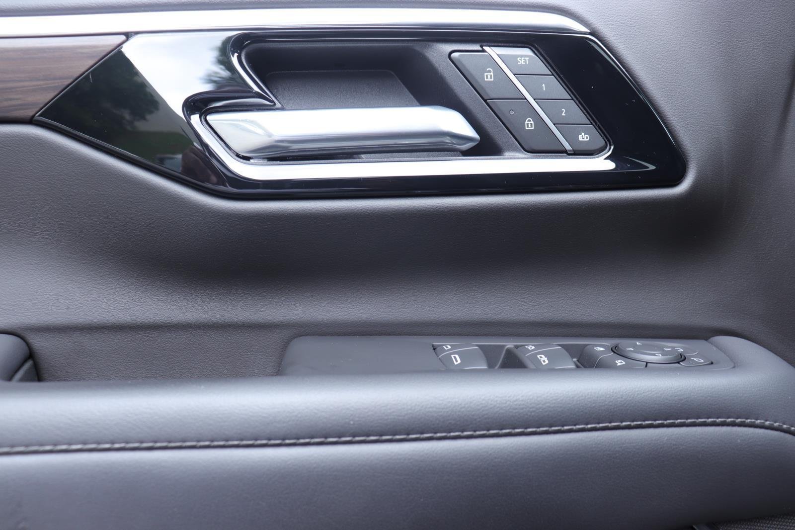 Used 2025 Black Chevrolet Z71 image 27