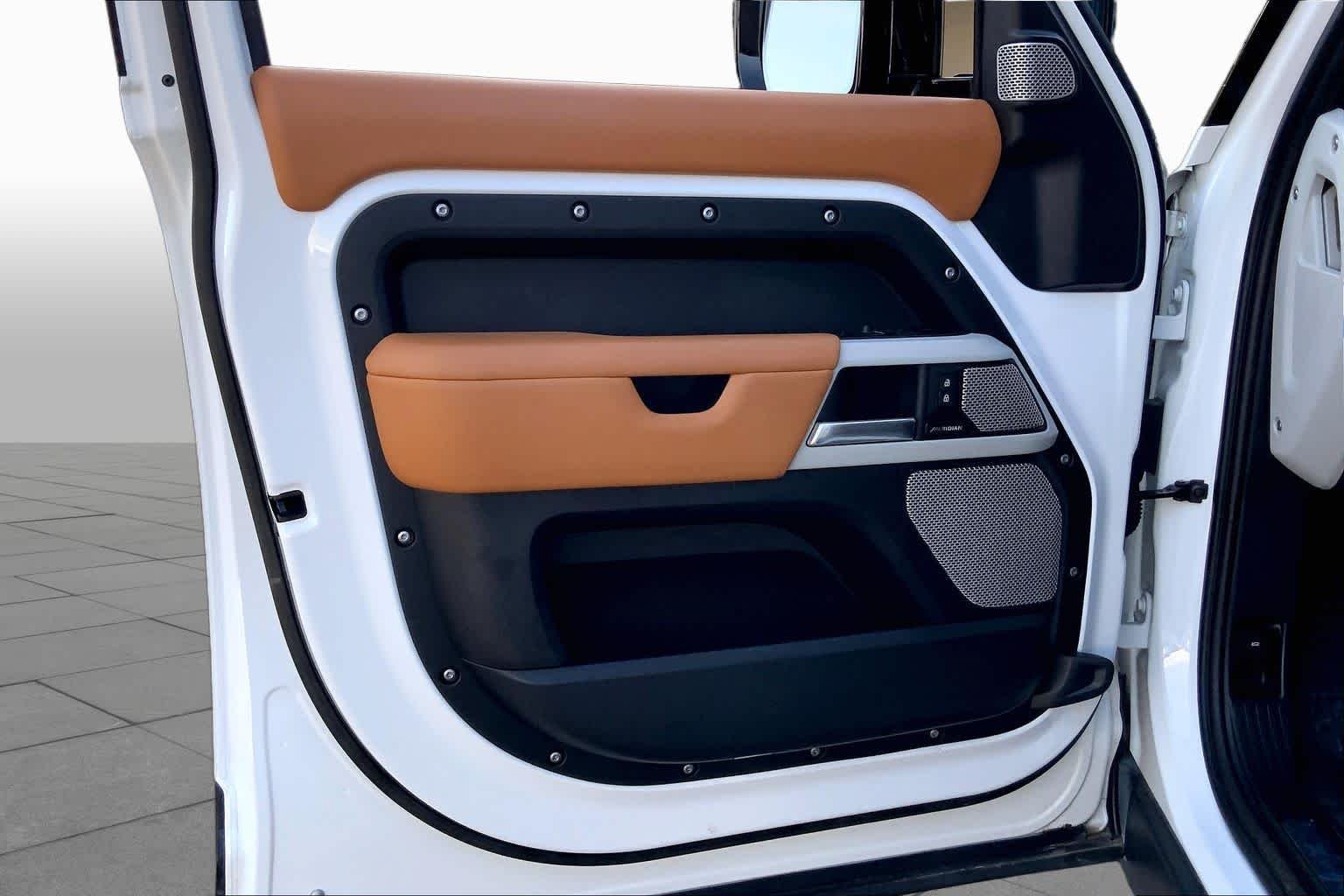 Used 2024 Fuji White Land Rover X-Dynamic SE image 21