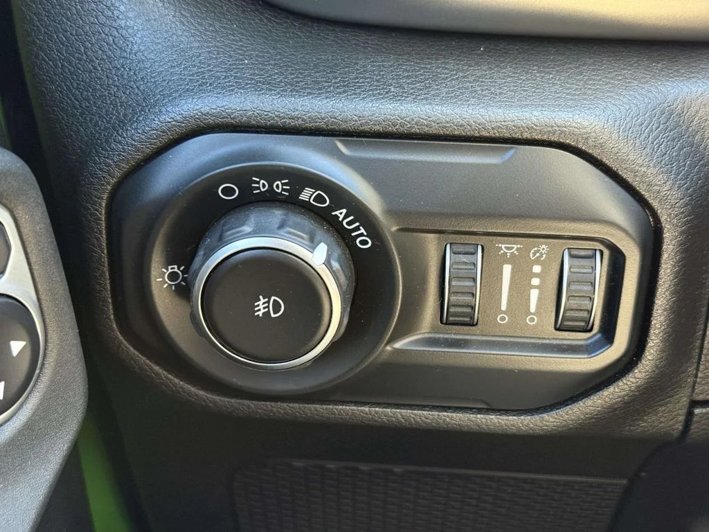 Used 2019 Green Jeep Unlimited Sport S image 27