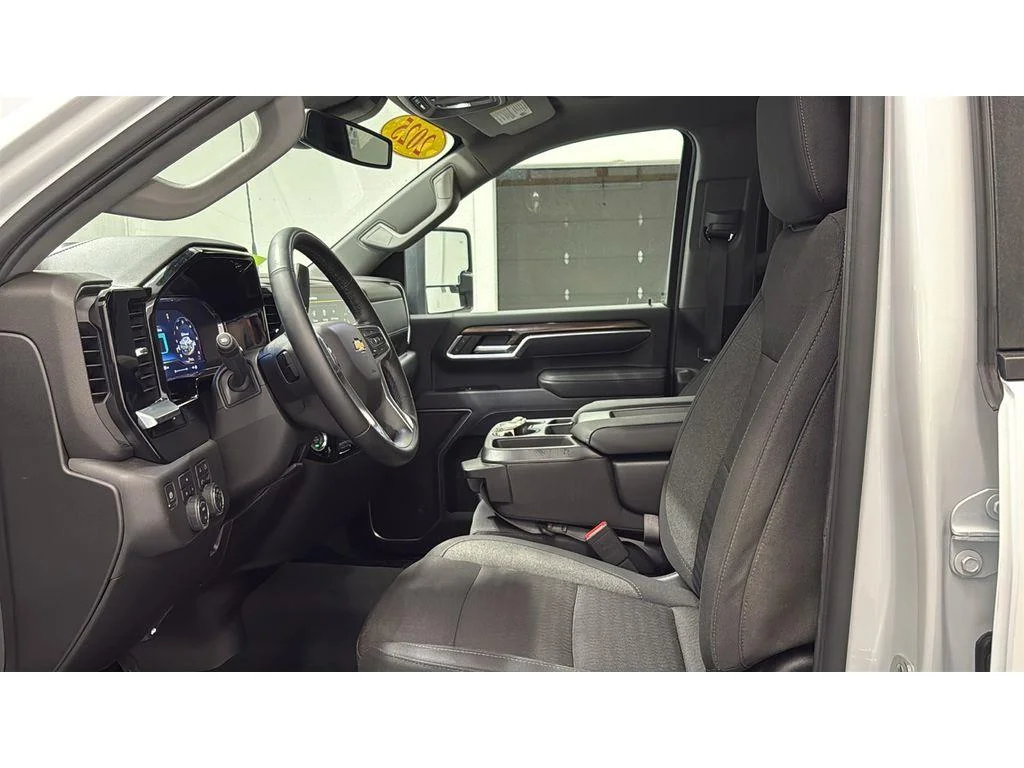 Used 2025 Summit White Chevrolet LT image 32