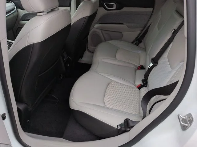 Used 2022 White Jeep Latitude image 26