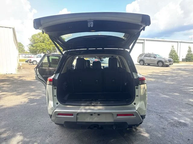 Used 2023 White Nissan Platinum image 13