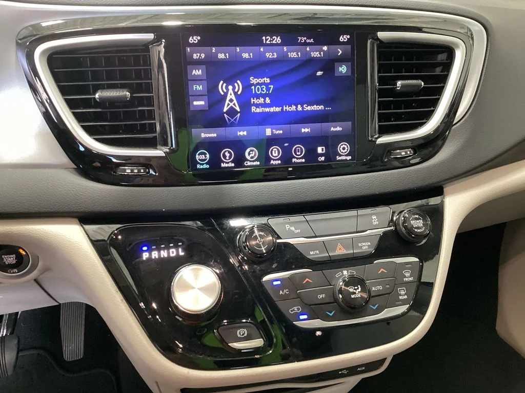 Used 2018 Silver Chrysler Touring Plus image 14