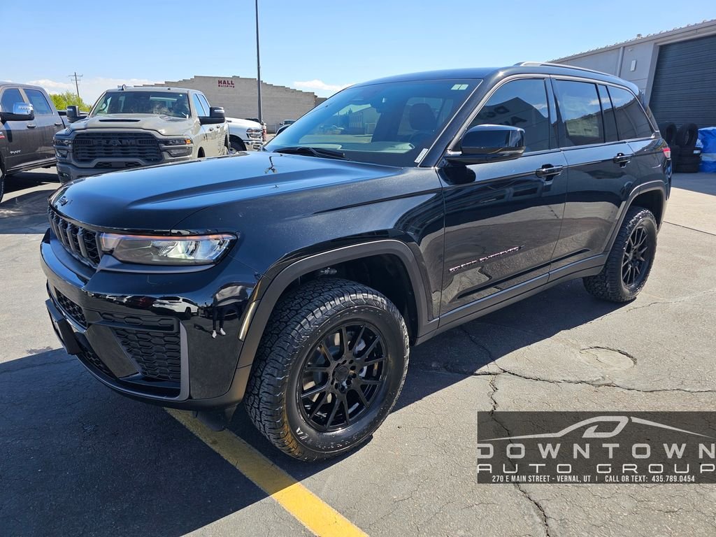 New 2026 Diamond Black Crystal Pearlcoat Jeep Altitude image 7