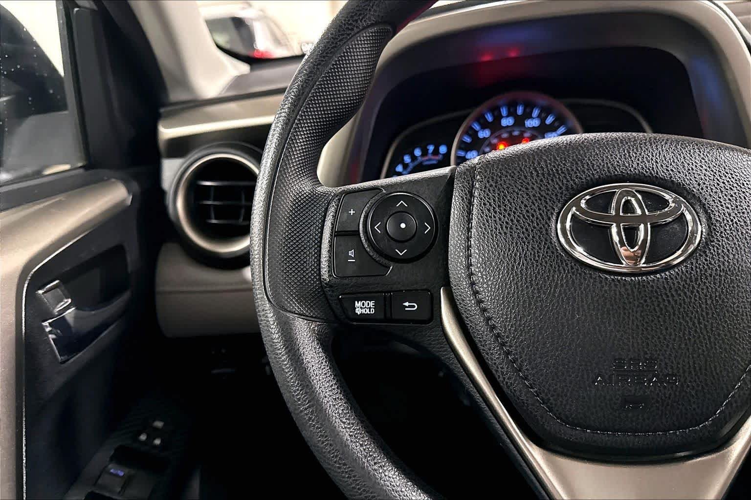 Used 2015 Classic Silver Metallic Toyota XLE image 24