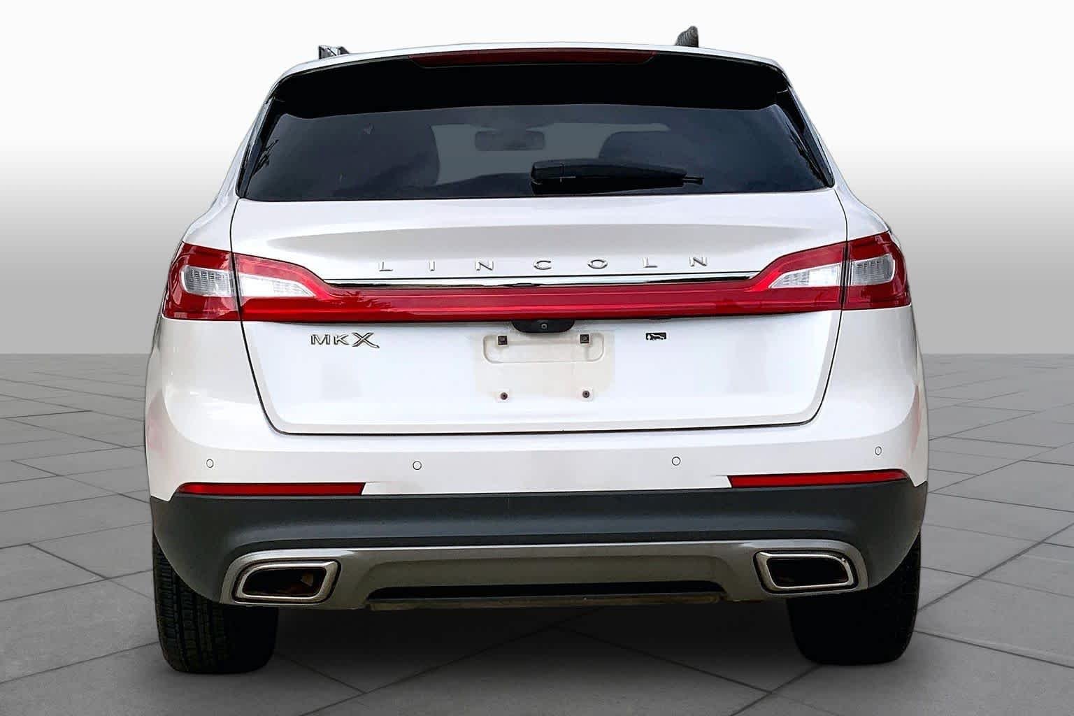 Used 2018 White Platinum Metallic Tri-Coat Lincoln Reserve image 5