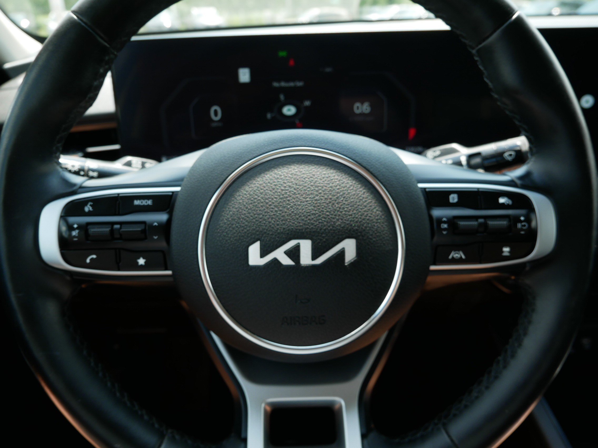 Used 2025 Snow White Pearl Kia EX image 25