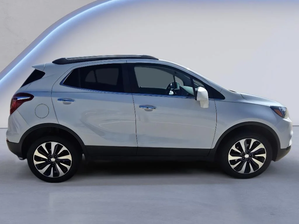 Used 2022 Summit White Buick Preferred image 7