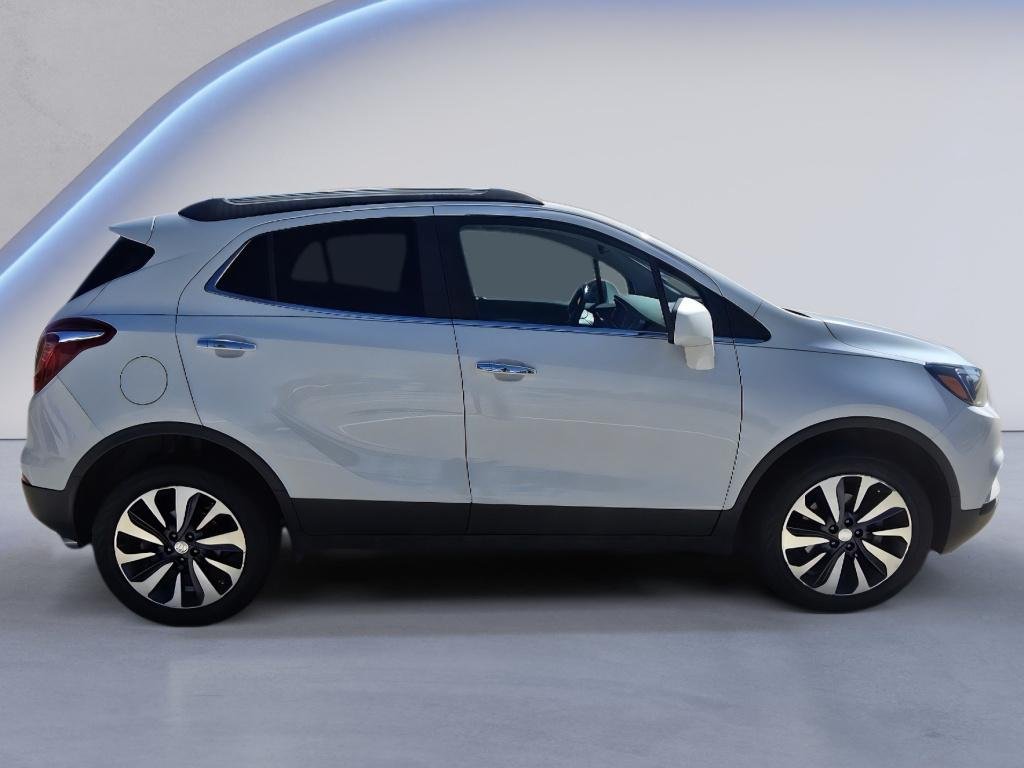 Used 2022 Summit White Buick Preferred image 6