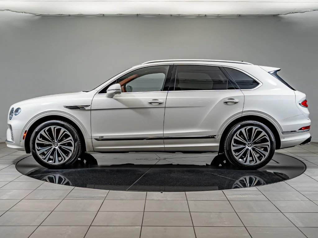 Used 2022 White Bentley V8 image 8