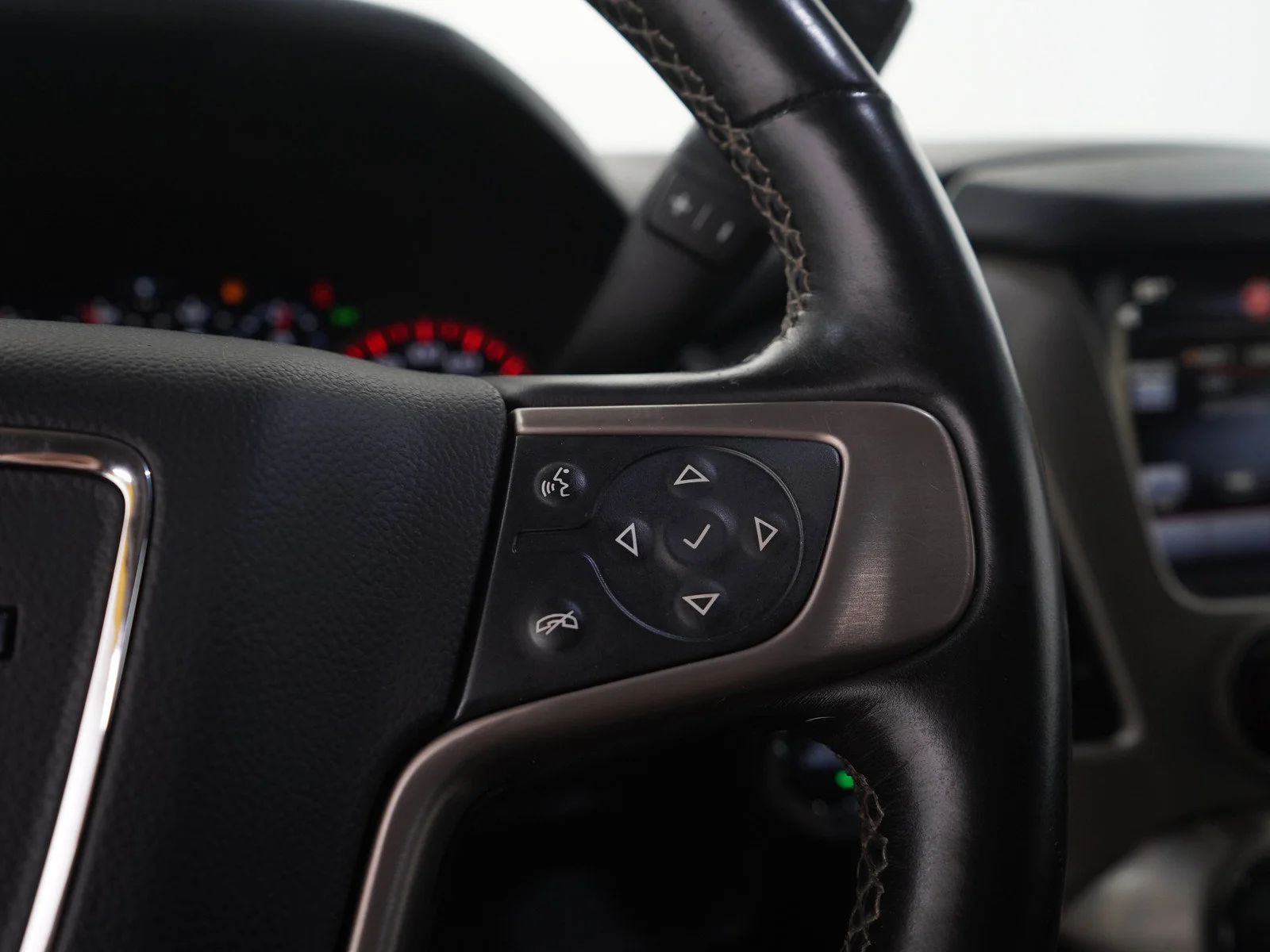 Used 2015 White GMC Denali image 31