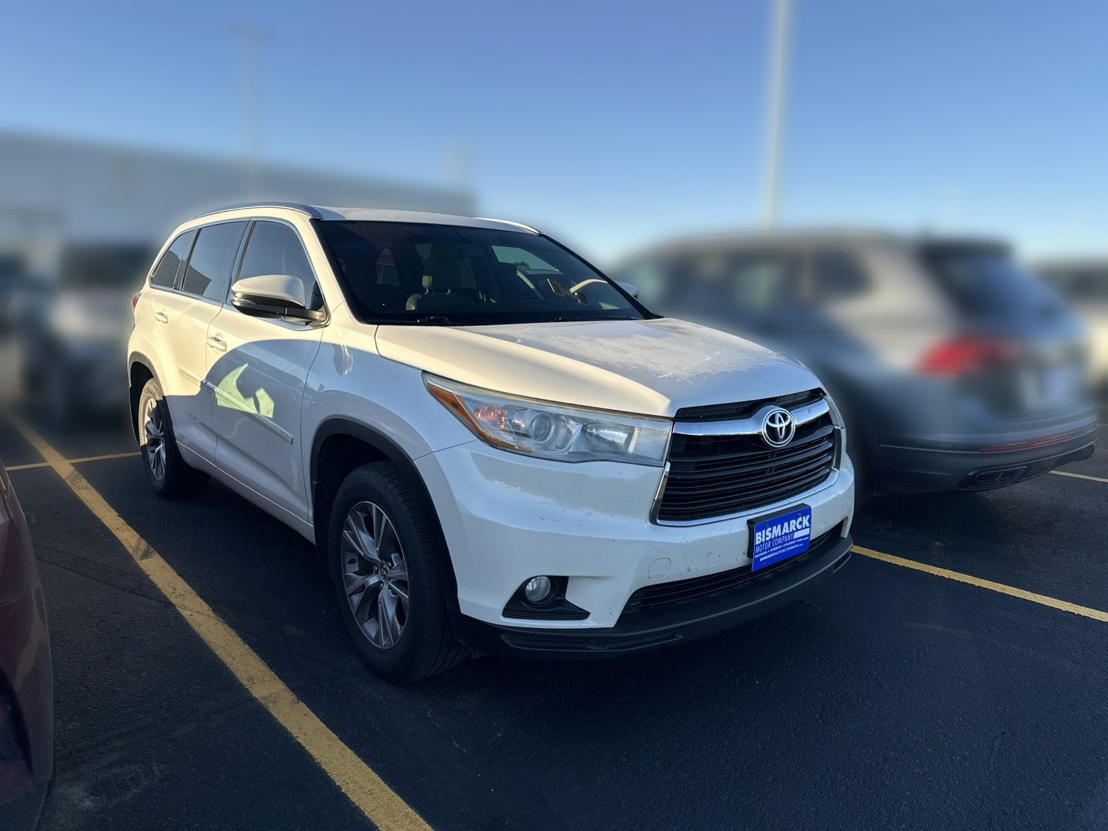 Used 2015 White Toyota XLE V6 image 2