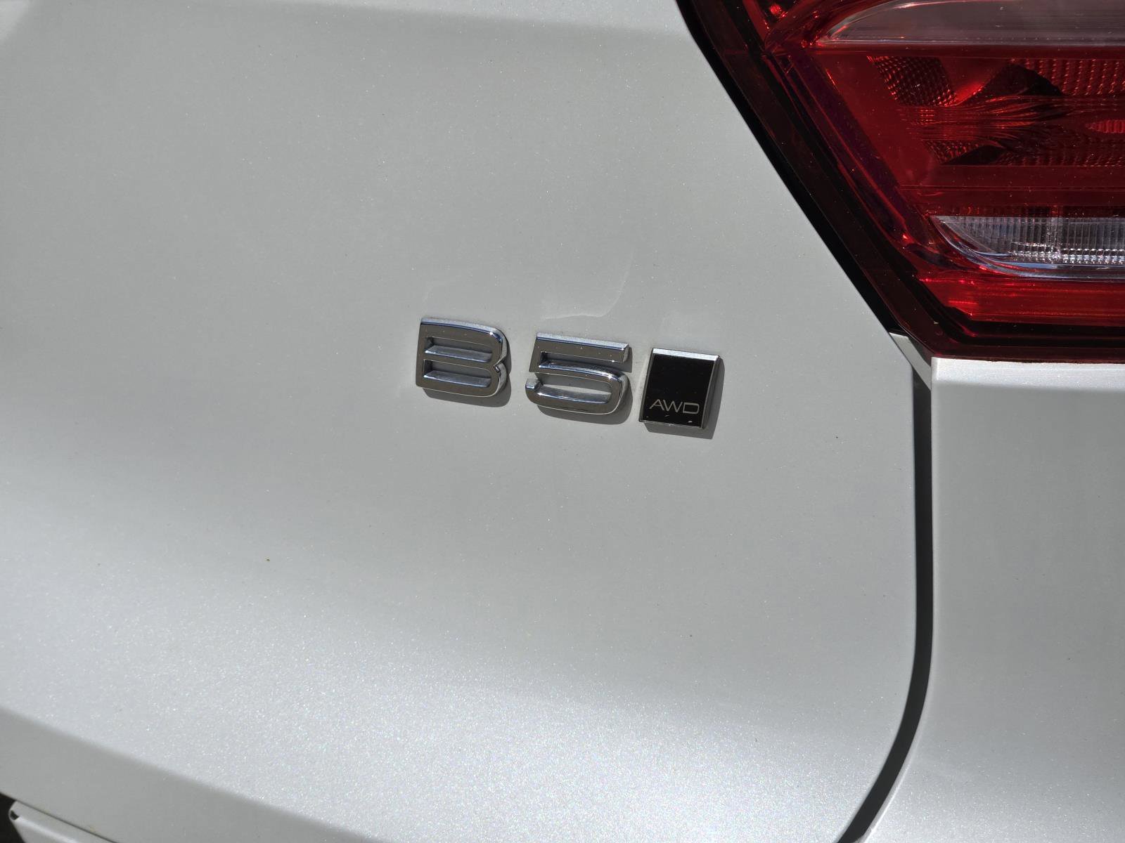 Used 2023 Crystal White Volvo Ultimate Bright Theme image 9