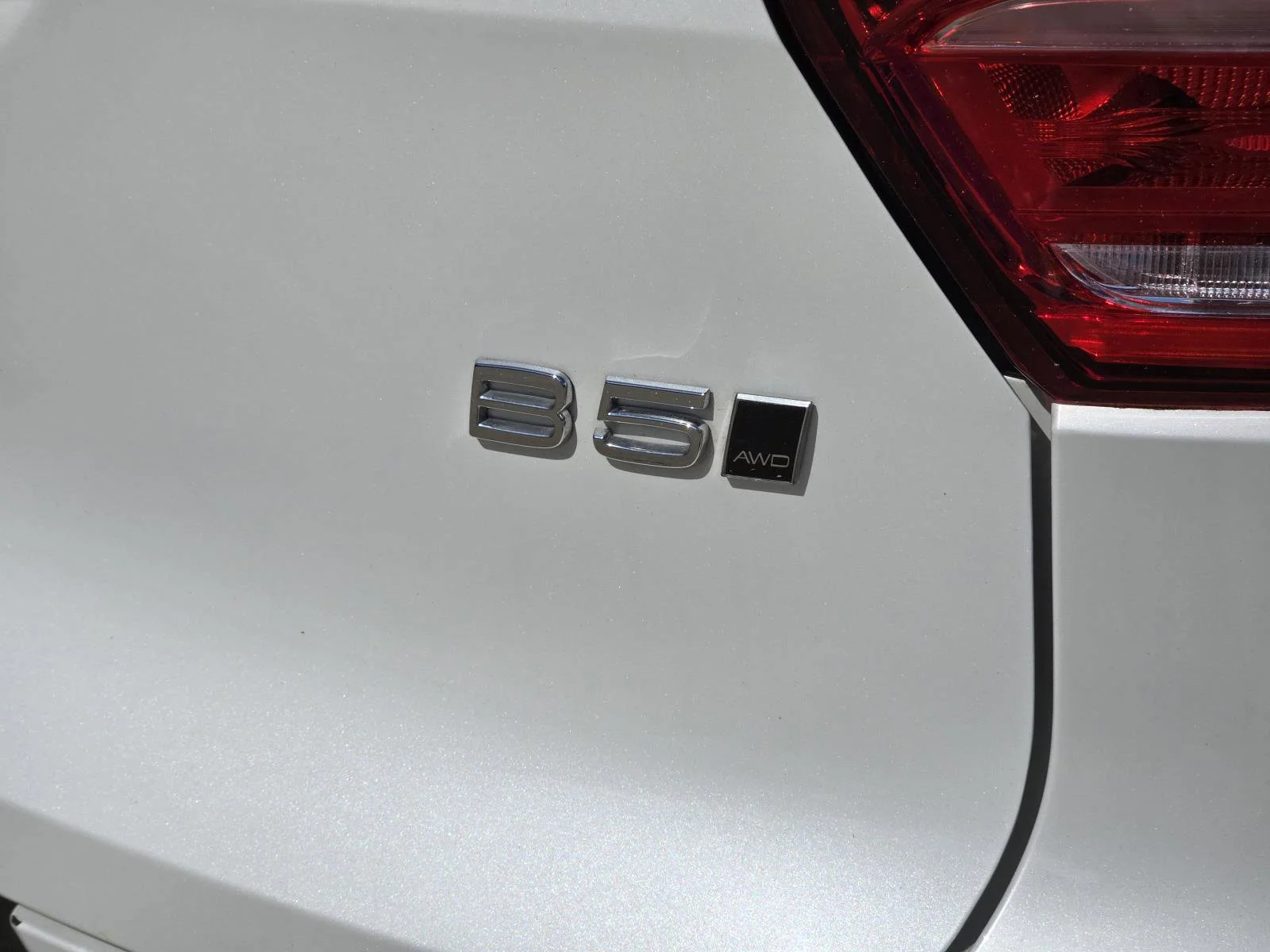 Used 2023 Crystal White Volvo Ultimate Bright Theme image 9