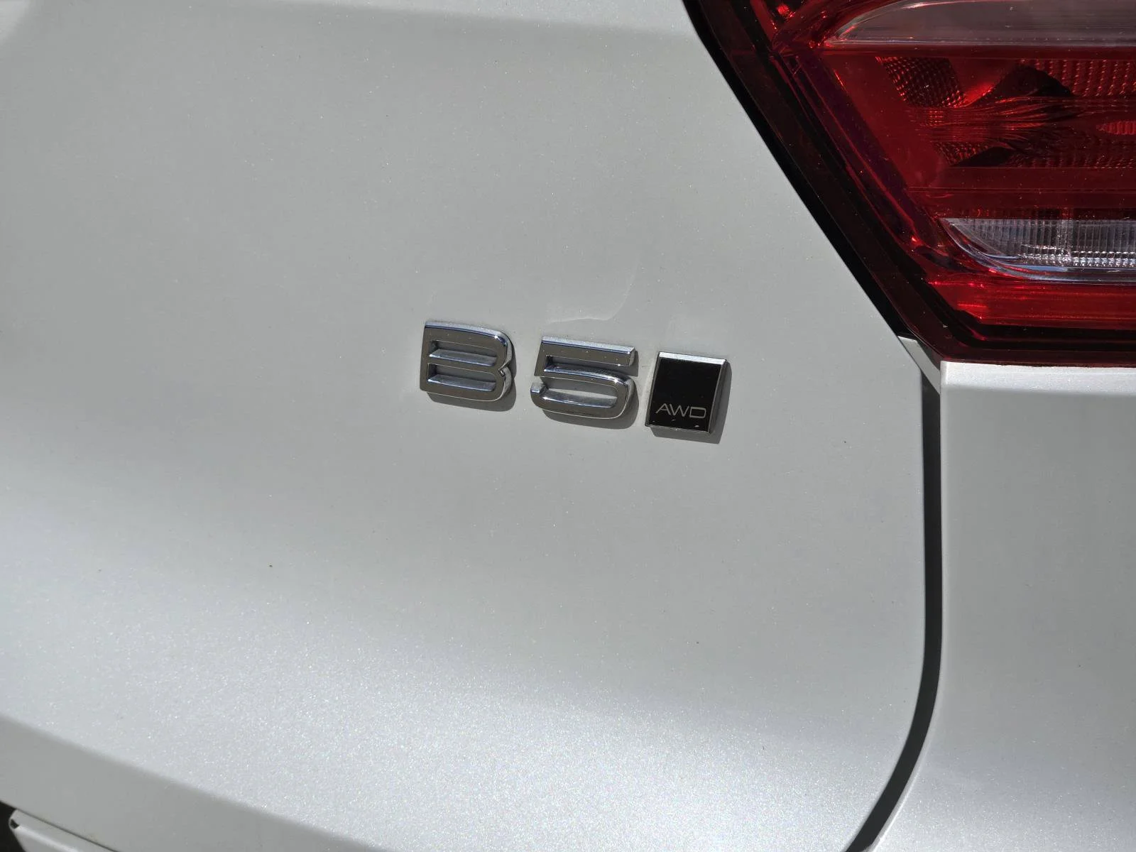 Used 2023 Crystal White Volvo Ultimate Bright Theme image 9