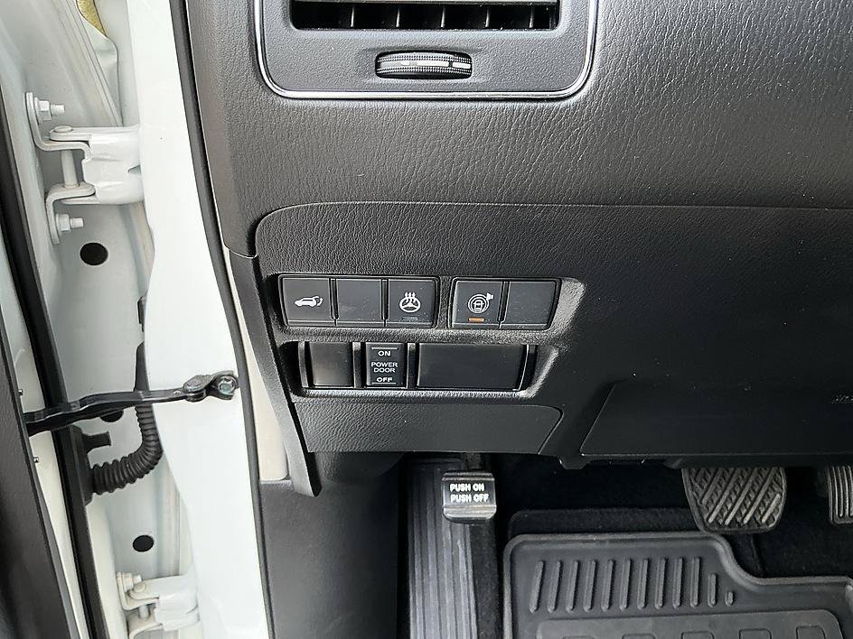 Used 2023 Aspen White Tricoat Nissan Platinum image 13
