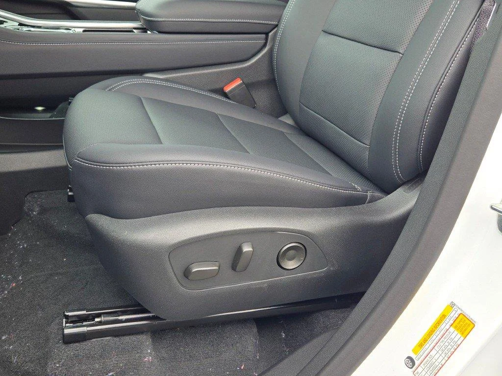 2027 Chevrolet Traverse LT - Photo 22