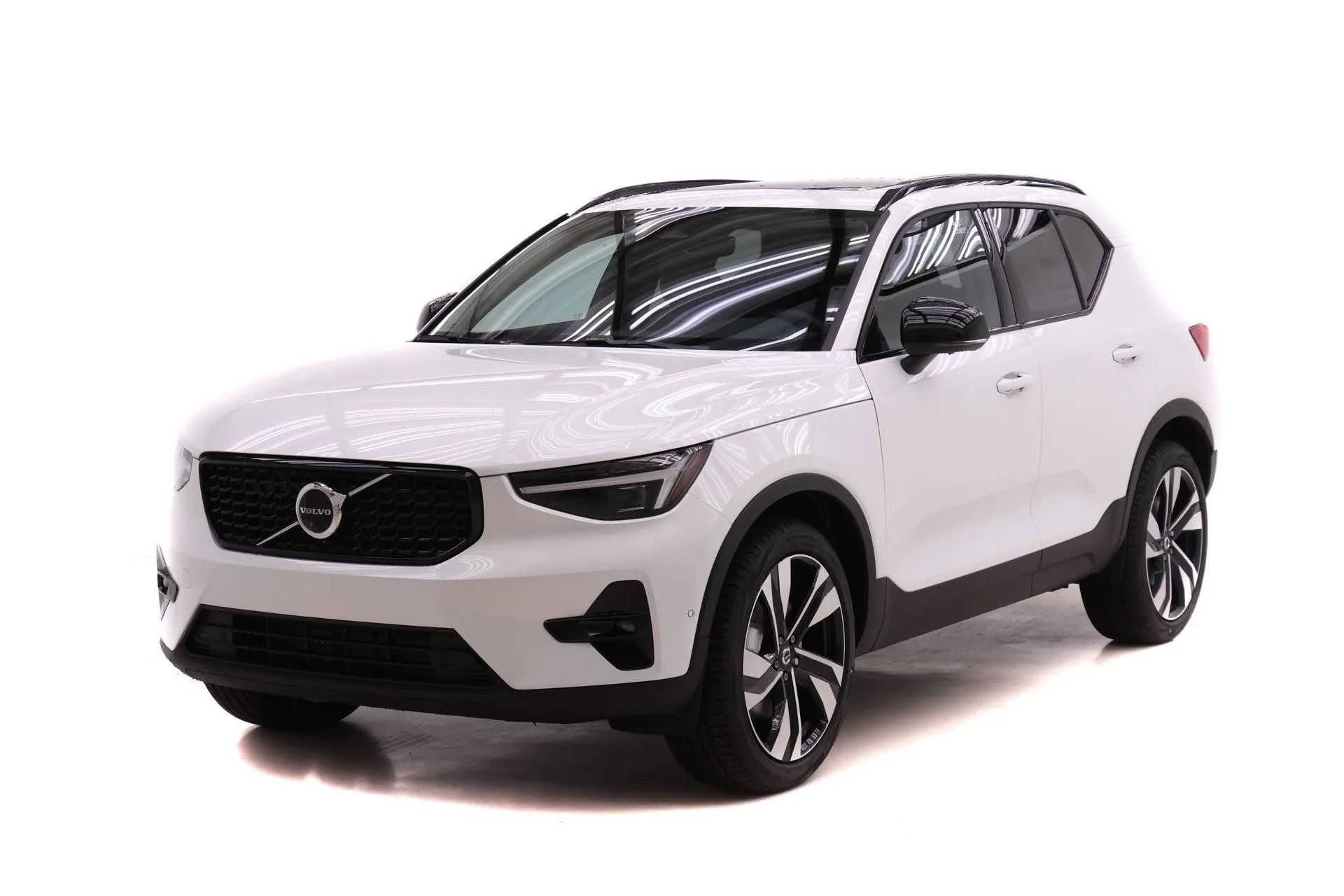 2026 Volvo XC40 B5 Ultra Dark AWD's photo