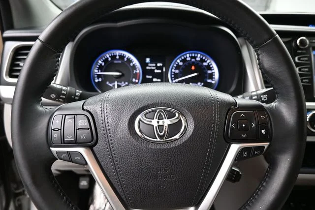 Used 2017 Silver Toyota XLE image 29
