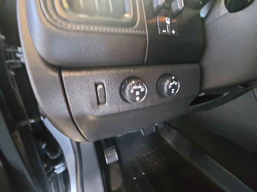 Used 2018 SATIN STEEL METALLIC GMC 4WD SLT image 30