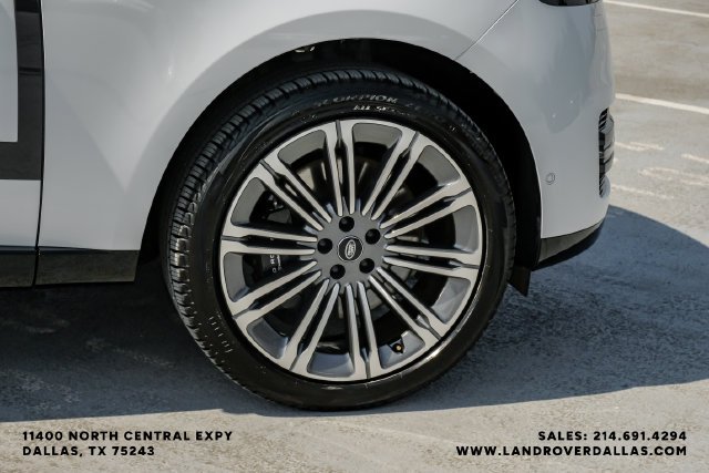 Used 2024  Land Rover SE image 59