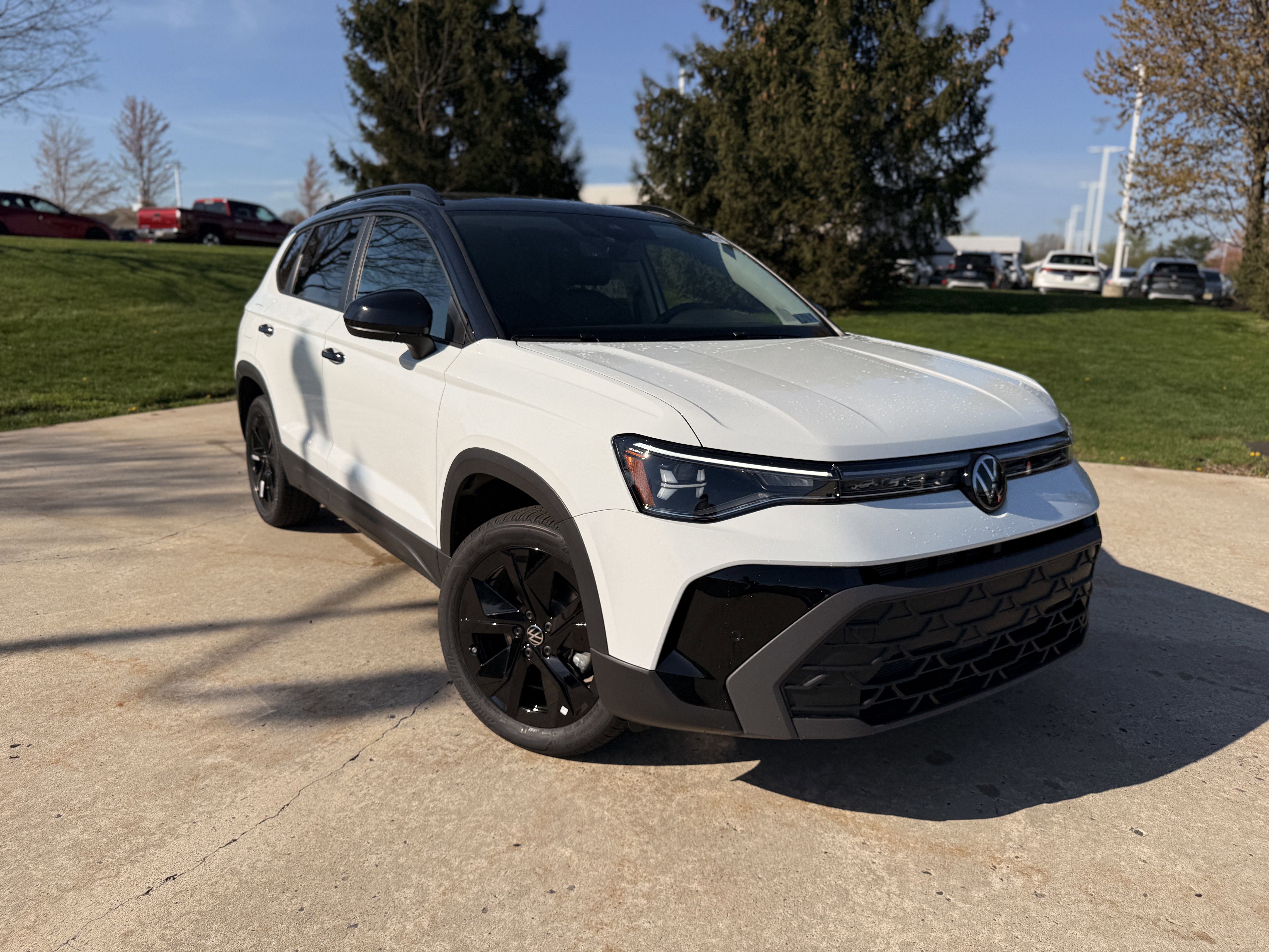 New 2026 Pure White w/Deep Black Roof Volkswagen SE Black image 2