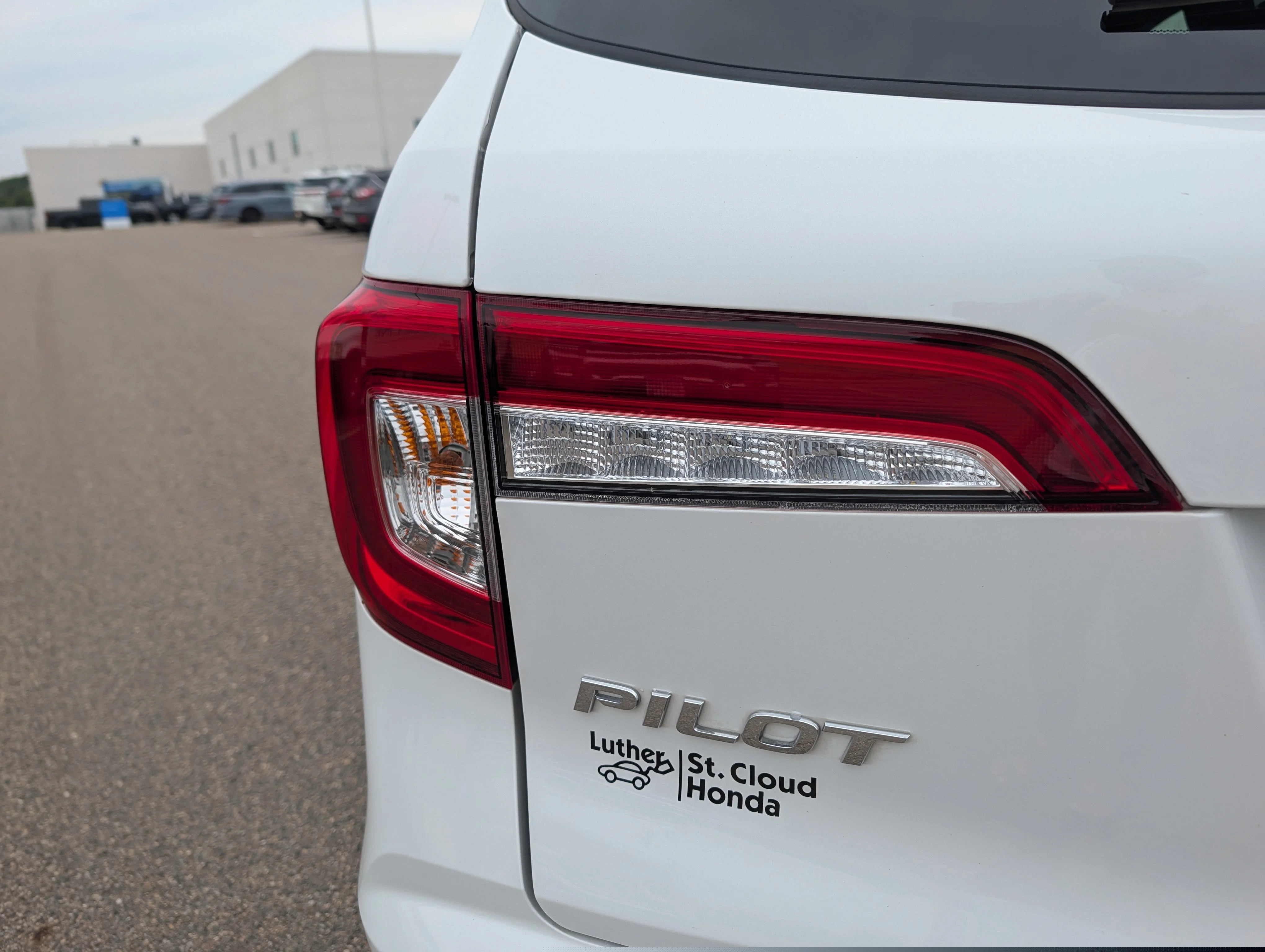 Used 2022 Platinum White Pearl Honda Special Edition image 5