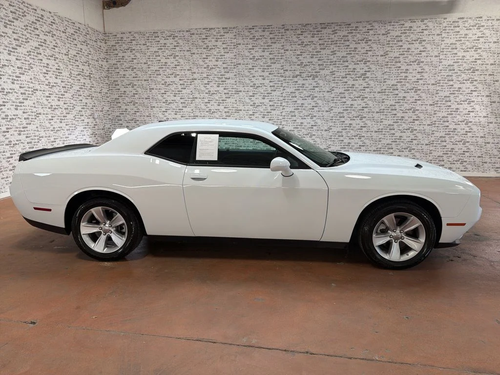 Used 2023 White Dodge SXT image 8