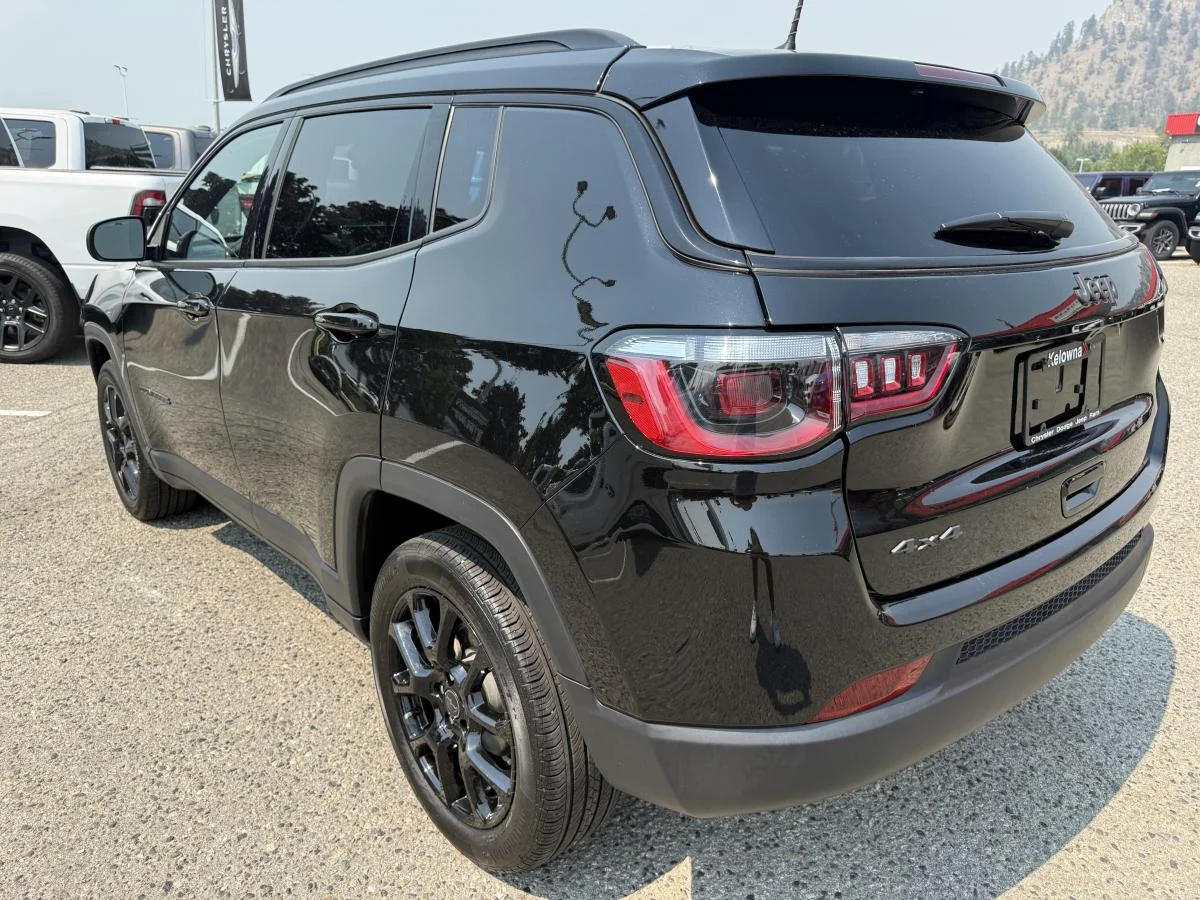 Used 2025 Black Jeep High Altitude image 4