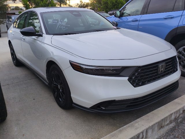 Used 2025 Platinum White Pearl Honda SE image 1