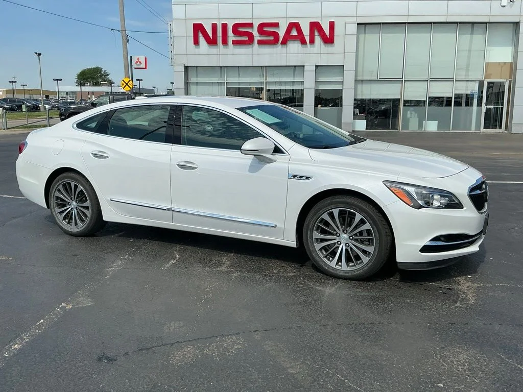 2017 Buick LaCrosse Essence's photo