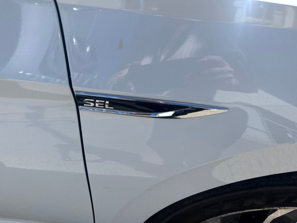 Used 2020 White Volkswagen SEL image 6