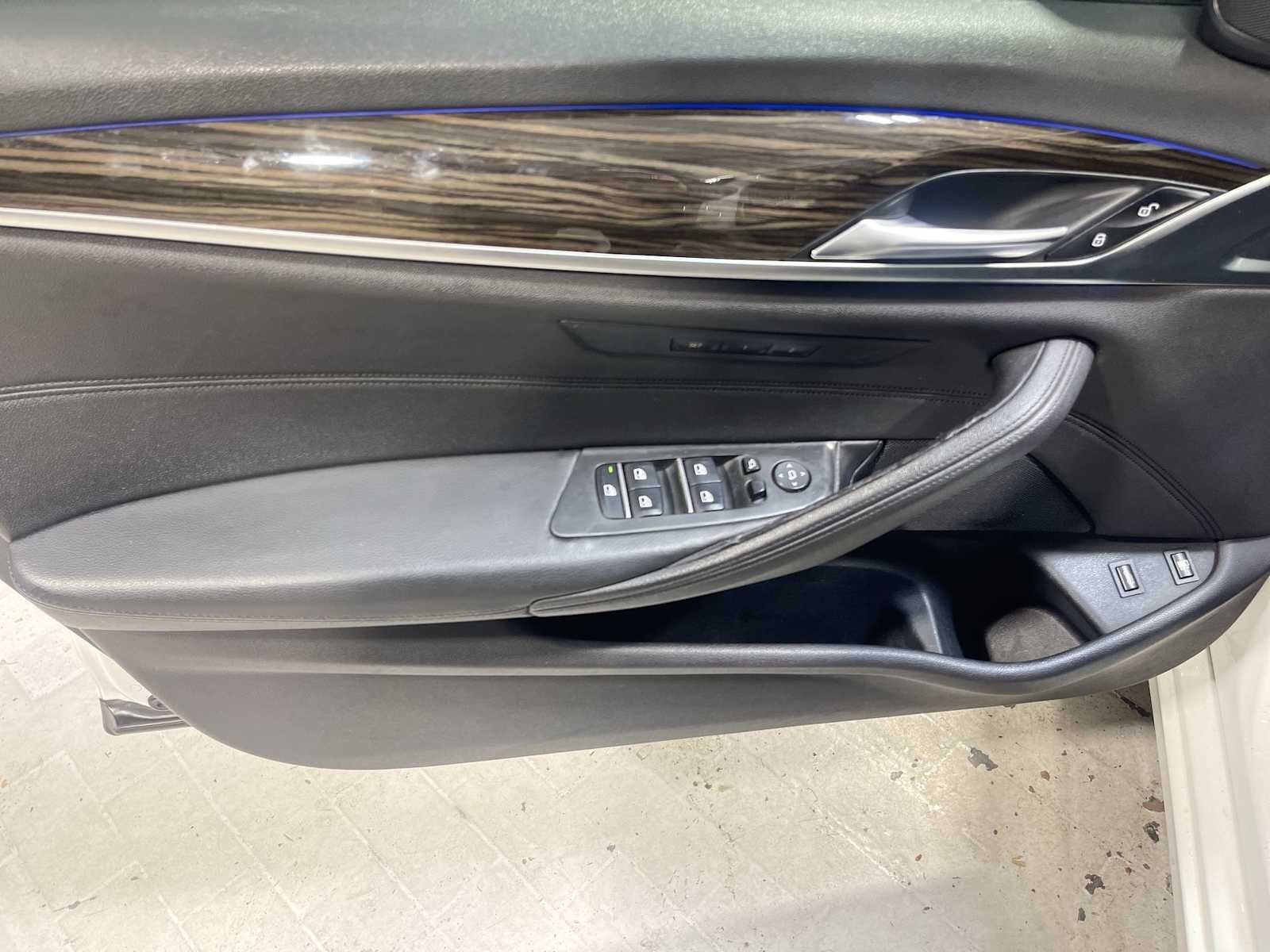 Used 2018 White BMW 530e xDrive iPerformance image 22