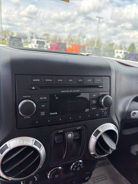 Used 2013 White Jeep Sahara image 21