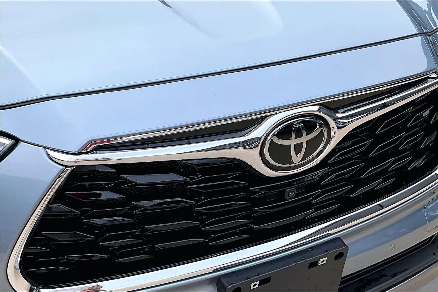 Used 2024 Moon Dust Toyota Platinum image 29