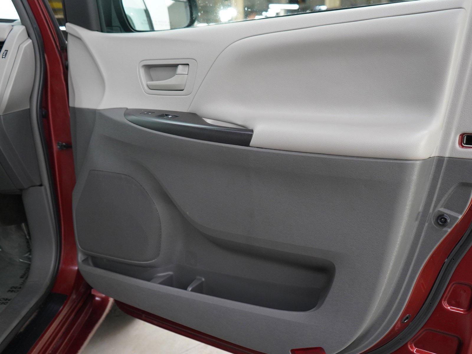 Used 2016 Salsa Red Pearl Toyota L image 9