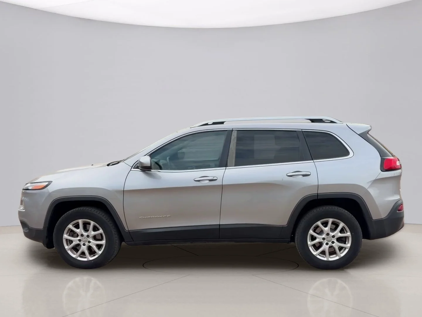 Used 2018 Silver Jeep LATITUDE image 2