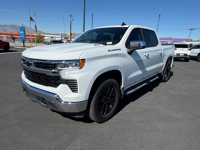 Used 2024 Summit White Chevrolet LT image 7