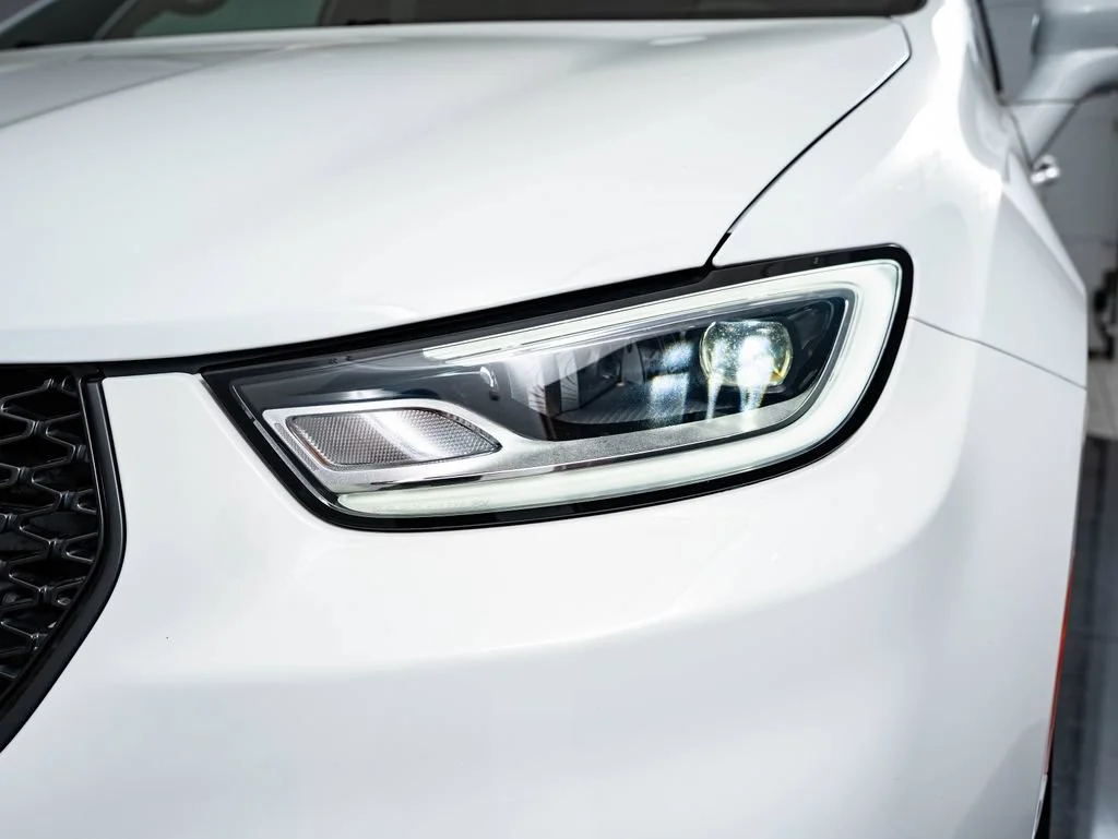 Used 2022 Bright White Clearcoat Chrysler Limited image 15