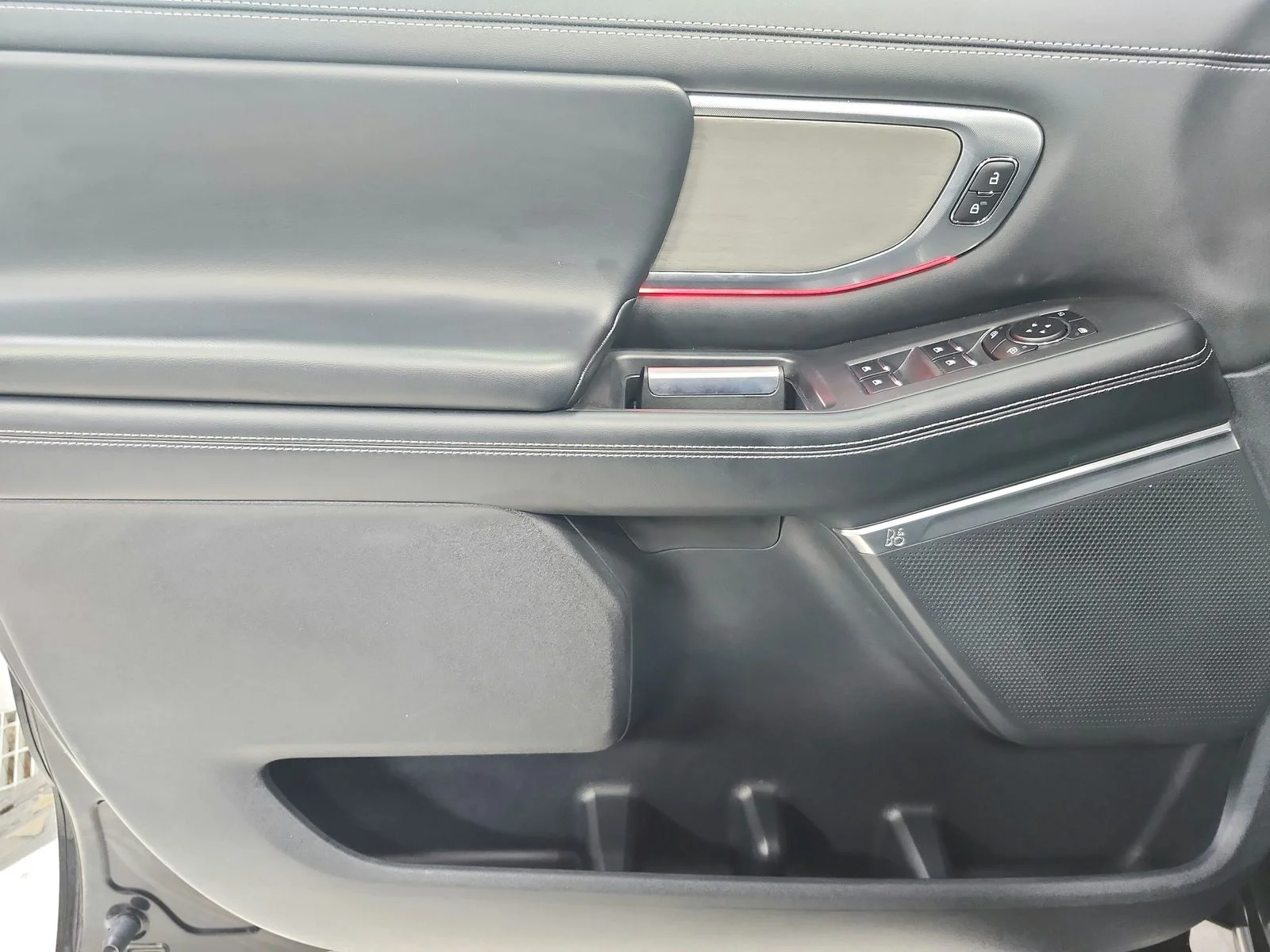 Used 2025 Agate Black Metallic Ford Platinum image 35
