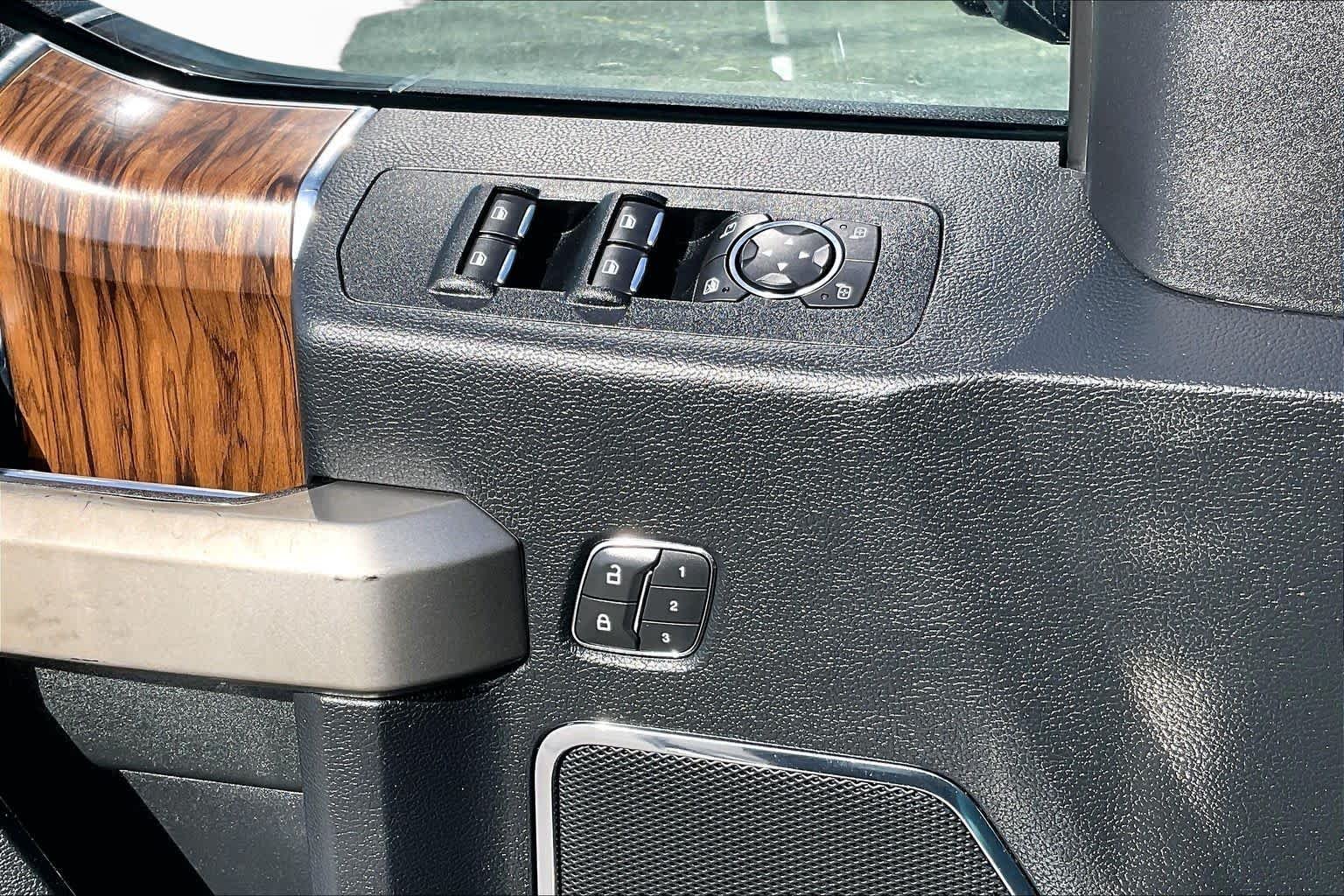 Used 2020 Agate Black Metallic Ford LARIAT image 21