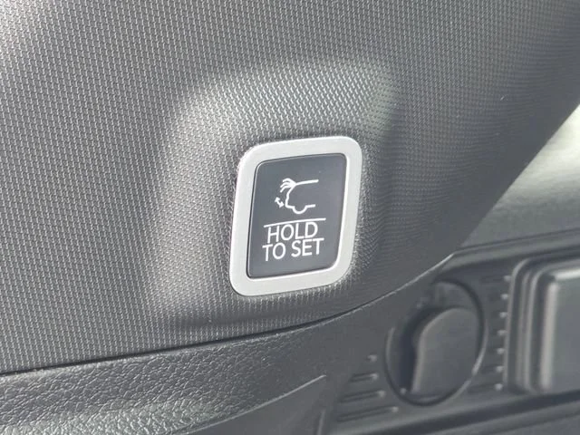 New 2026 Diamond Black Crystal Pearlcoat Jeep Laredo X image 22